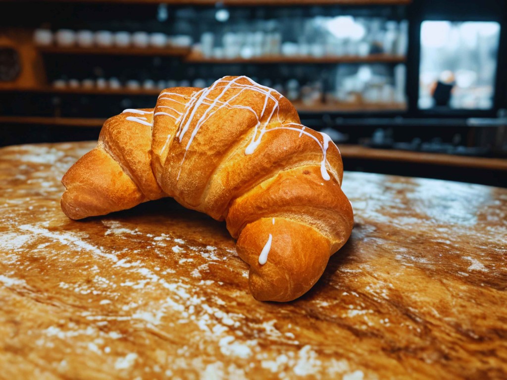 Rożek francuski z nadzieniem Kinder Bueno